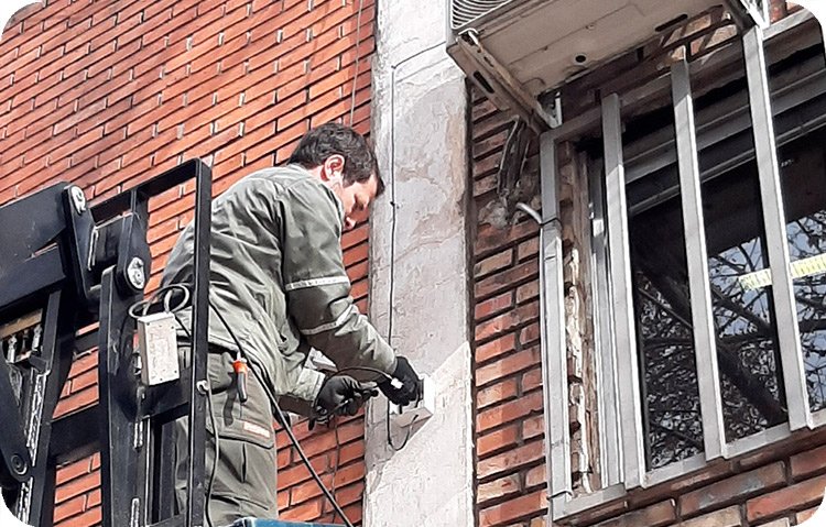 Instalador trabajando