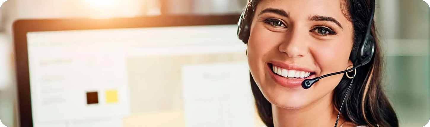 Operadora telefónica con un head set